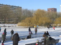 901369 Gezicht op de vijver in Park Transwijk te Utrecht, met schaatsers, spelende kinderen en toeschouwers. Op de ...